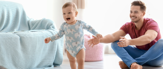 Bébé fait ses premiers pas